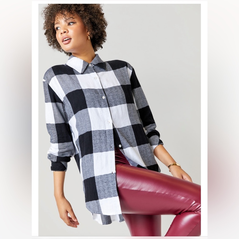 New Francesca’s Black And White Piper Plaid Button Down Top